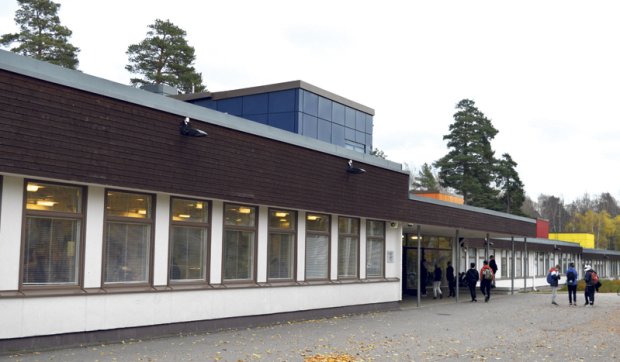 Koukkusaarentiellä, jonka koulurakennuksen synttäreitä siis nyt juhlittiin, opiskelee noin 550 oppilasta.