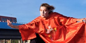 Kristiina McKenzie butoh-tanssimassa Rastilan rannassa. Kuva: Tuomo Kokkonen