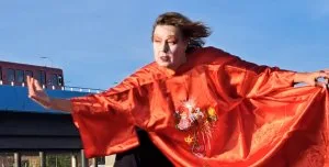 Kristiina McKenzie butoh-tanssimassa Rastilan rannassa. Kuva: Tuomo Kokkonen