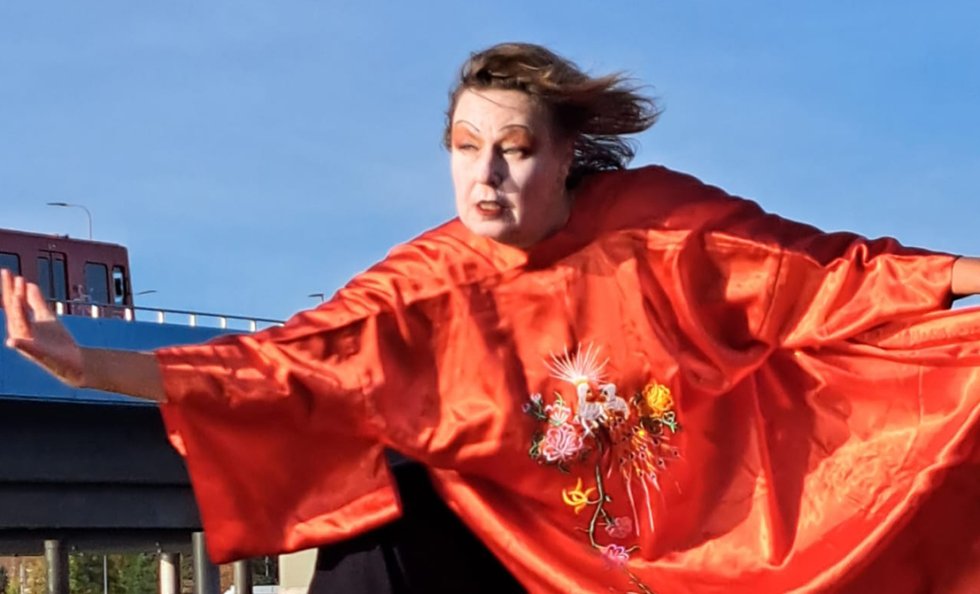 Kristiina McKenzie butoh-tanssimassa Rastilan rannassa. Kuva: Tuomo Kokkonen