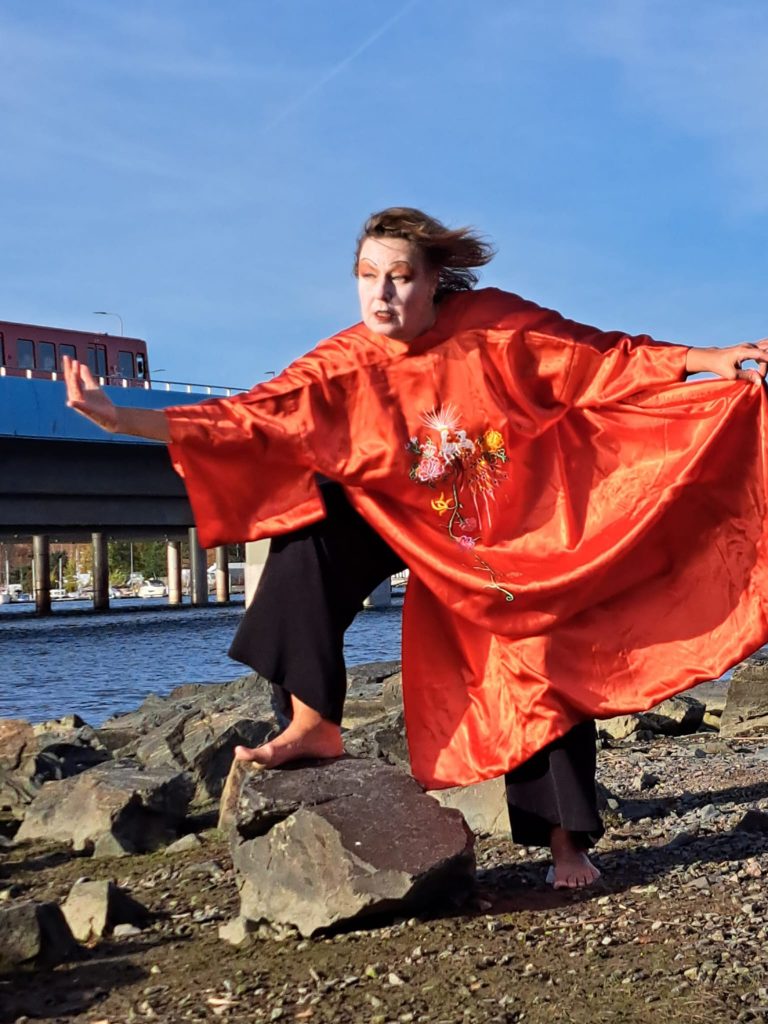 Kristiina McKenzie butoh-tanssimassa Rastilan rannassa. Kuva: Tuomo Kokkonen