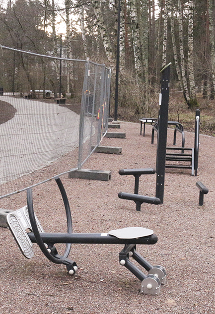 Kangaslammen Kallvikintien puoleiseen päähän on tullut pieni kuntoilupaikka laitteineen.