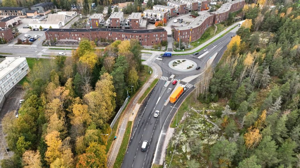 Tunnelin varareittiä testattiin lokakuussa 2025. Tässä ollaan Kallvikintien ja Niinisaarentien kiertoliittymässä.