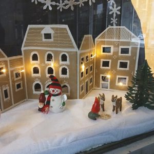 Pohjoisen ostoskeskuksen yhteisötalon ikkunaan on rakennettu hauska jouluikkuna koko perheen iloksi.