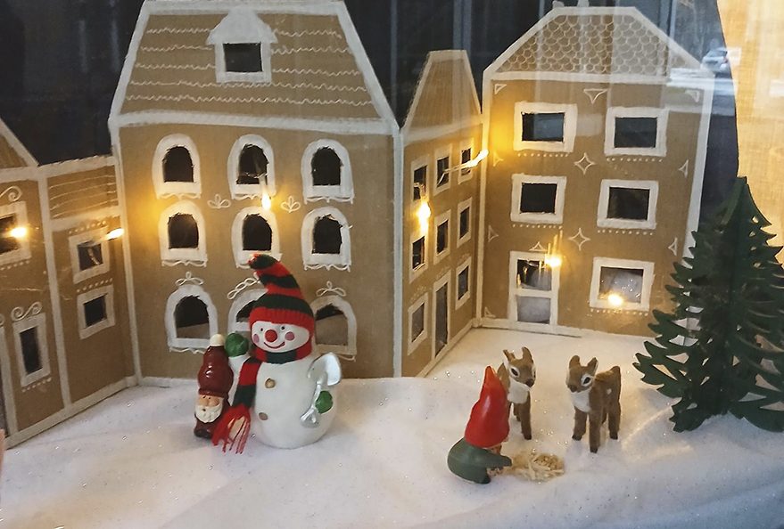 Pohjoisen ostoskeskuksen yhteisötalon ikkunaan on rakennettu hauska jouluikkuna koko perheen iloksi.