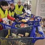 Lionsklubien keräyksellä saatiin 12 ostoskärryllistä apua lapsiperheille