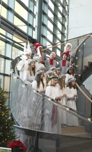 Vuosaaren ruotsinkielisen ala-asteen eli Nordsjö lågstadieskolan kolmannen luokan oppilaiden Lucia-kulkue esiintyi Vuotalolla perjantaina 12.12. Oppilaat esittivät aulan portaikossa kauniita lauluja.