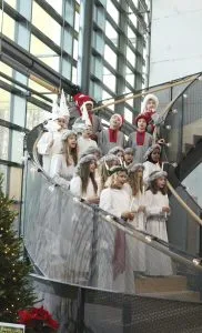 Vuosaaren ruotsinkielisen ala-asteen eli Nordsjö lågstadieskolan kolmannen luokan oppilaiden Lucia-kulkue esiintyi Vuotalolla perjantaina 12.12. Oppilaat esittivät aulan portaikossa kauniita lauluja.