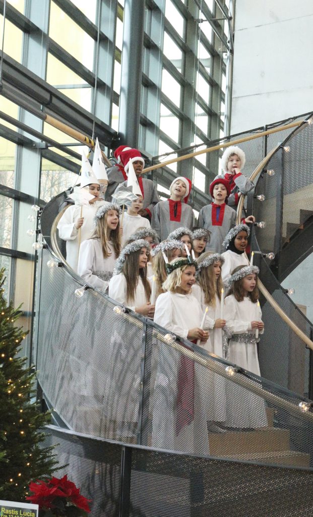 Vuosaaren ruotsinkielisen ala-asteen eli Nordsjö lågstadieskolan kolmannen luokan oppilaiden Lucia-kulkue esiintyi Vuotalolla perjantaina 12.12. Oppilaat esittivät aulan portaikossa kauniita lauluja.