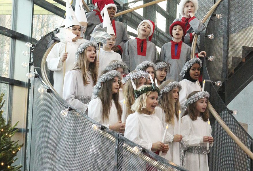 Vuosaaren ruotsinkielisen ala-asteen eli Nordsjö lågstadieskolan kolmannen luokan oppilaiden Lucia-kulkue esiintyi Vuotalolla perjantaina 12.12. Oppilaat esittivät aulan portaikossa kauniita lauluja.