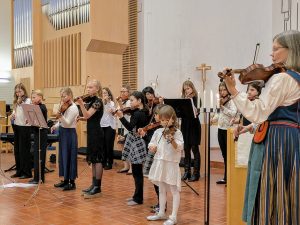 Lions Club Helsinki-Vuosaaren perinteisiä itsenäisyyspäivän juhlia vietettiin Vuosaaren kirkolla lauantaina 6.12. Päivä alkoi lipunnostolla kirkon edustalla kello 9. Pääjuhlassa iltapäivällä kuultiin puheita ja nautittiin hienoista musiikkiesityksistä sekä nautittiin kakkukahvit. Kuvassa esiintyy Vuosaaren Musiikkiopiston Näppärit-jousiryhmä. Vuosaari-Seuran järjestämää itsenäisyyspäivän juhlaa vietettiin Sjökullan torpalla, jossa aamulla pidetyn lipunnoston jälkeen Ullaksenpuistossa laskettiin muistoseppele talvisodan lentäjien muistomerkille. Juhlat jatkuivat torpalla kahvittelun ja Vuosaari-Seuran käsityöpajan koristeleman joulupihan avajaisten merkeissä. Kuva: Matti Pöhö