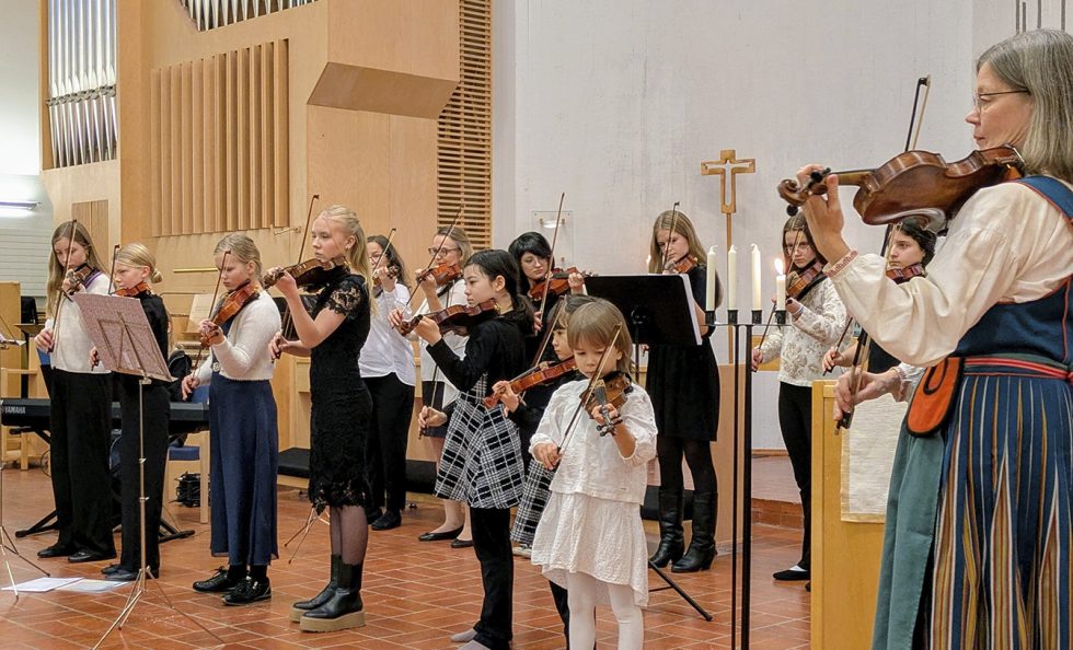 Lions Club Helsinki-Vuosaaren perinteisiä itsenäisyyspäivän juhlia vietettiin Vuosaaren kirkolla lauantaina 6.12. Päivä alkoi lipunnostolla kirkon edustalla kello 9. Pääjuhlassa iltapäivällä kuultiin puheita ja nautittiin hienoista musiikkiesityksistä sekä nautittiin kakkukahvit. Kuvassa esiintyy Vuosaaren Musiikkiopiston Näppärit-jousiryhmä. Vuosaari-Seuran järjestämää itsenäisyyspäivän juhlaa vietettiin Sjökullan torpalla, jossa aamulla pidetyn lipunnoston jälkeen Ullaksenpuistossa laskettiin muistoseppele talvisodan lentäjien muistomerkille. Juhlat jatkuivat torpalla kahvittelun ja Vuosaari-Seuran käsityöpajan koristeleman joulupihan avajaisten merkeissä. Kuva: Matti Pöhö