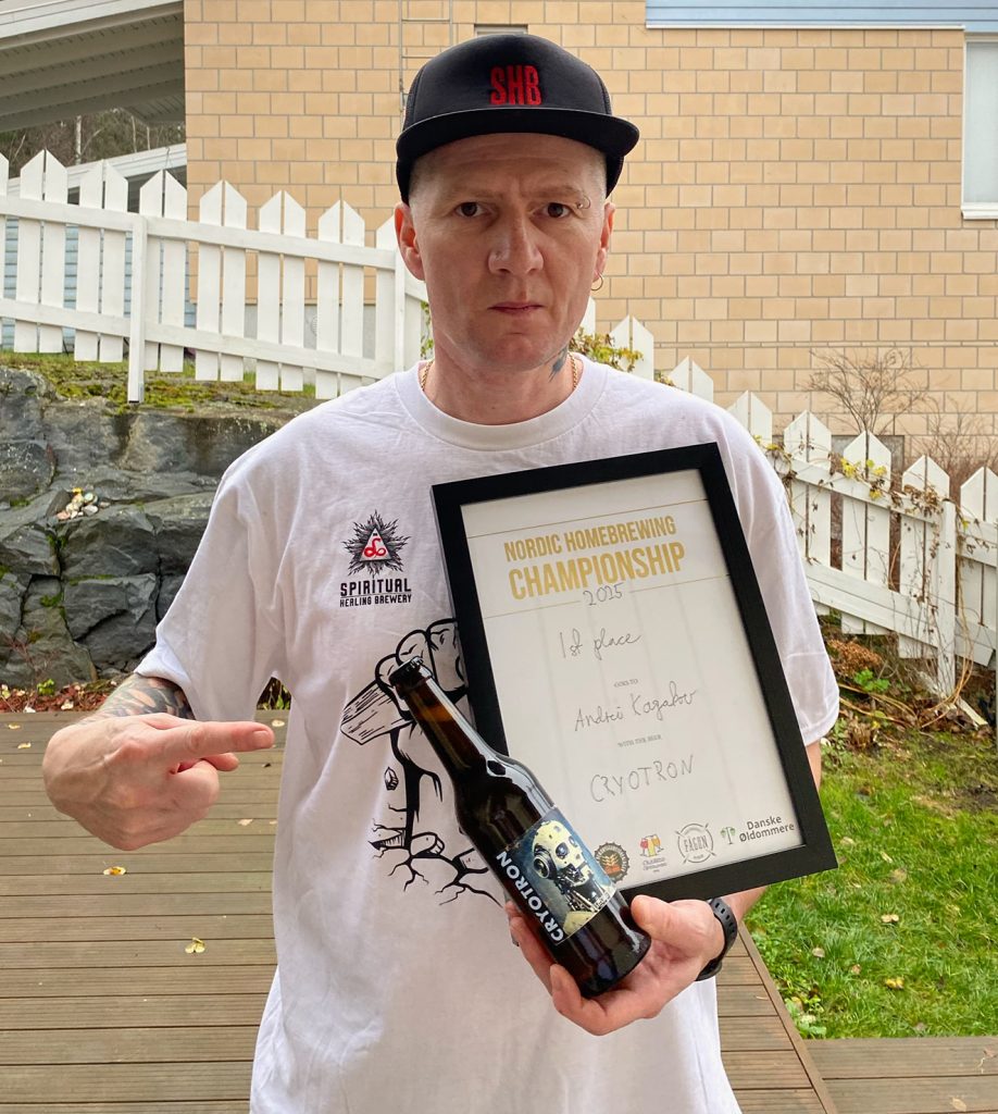 Andrei Kazakov kädessään CRYOTRON 8.0% -voitto-olut.