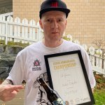 Andrei Kazakov panee palkittuja oluita kotonaan Meri-Rastilassa