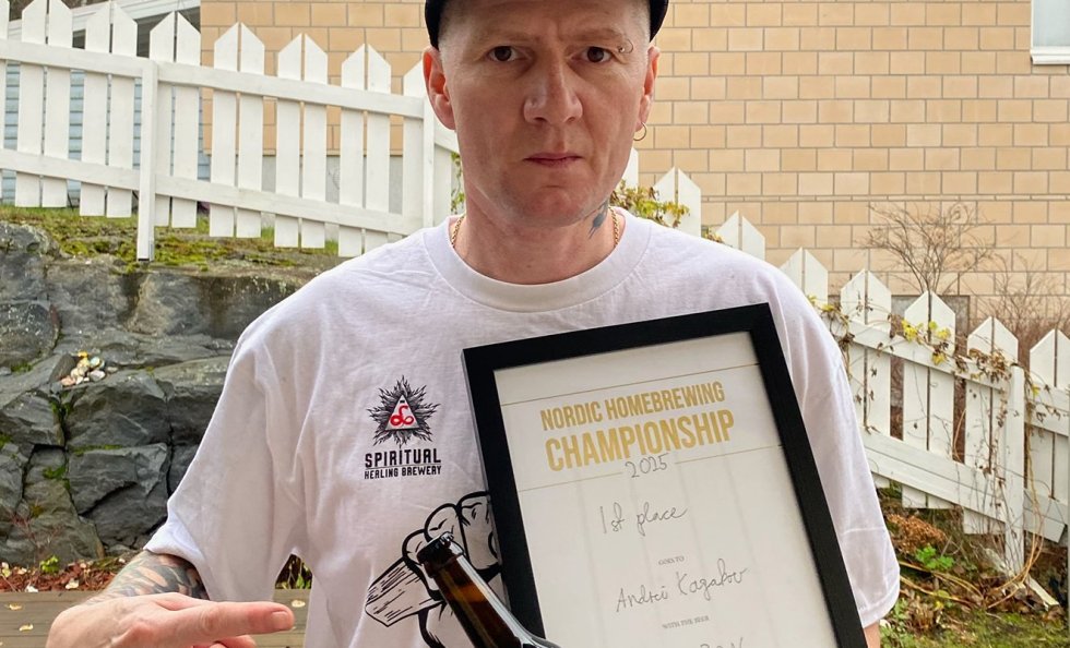 Andrei Kazakov kädessään CRYOTRON 8.0% -voitto-olut.