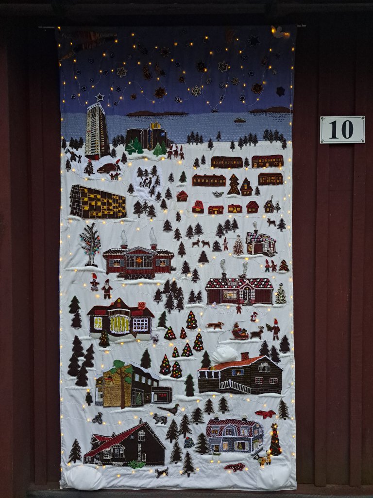 Vuosaari-Seuran järjestämää itsenäisyyspäivän juhlaa vietettiin Sjökullan torpalla, jossa aamulla pidetyn lipunnoston jälkeen Ullaksenpuistossa laskettiin muistoseppele talvisodan lentäjien muistomerkille. Juhlat jatkuivat torpalla kahvittelun ja Vuosaari-Seuran käsityöpajan koristeleman joulupihan avajaisten merkeissä.