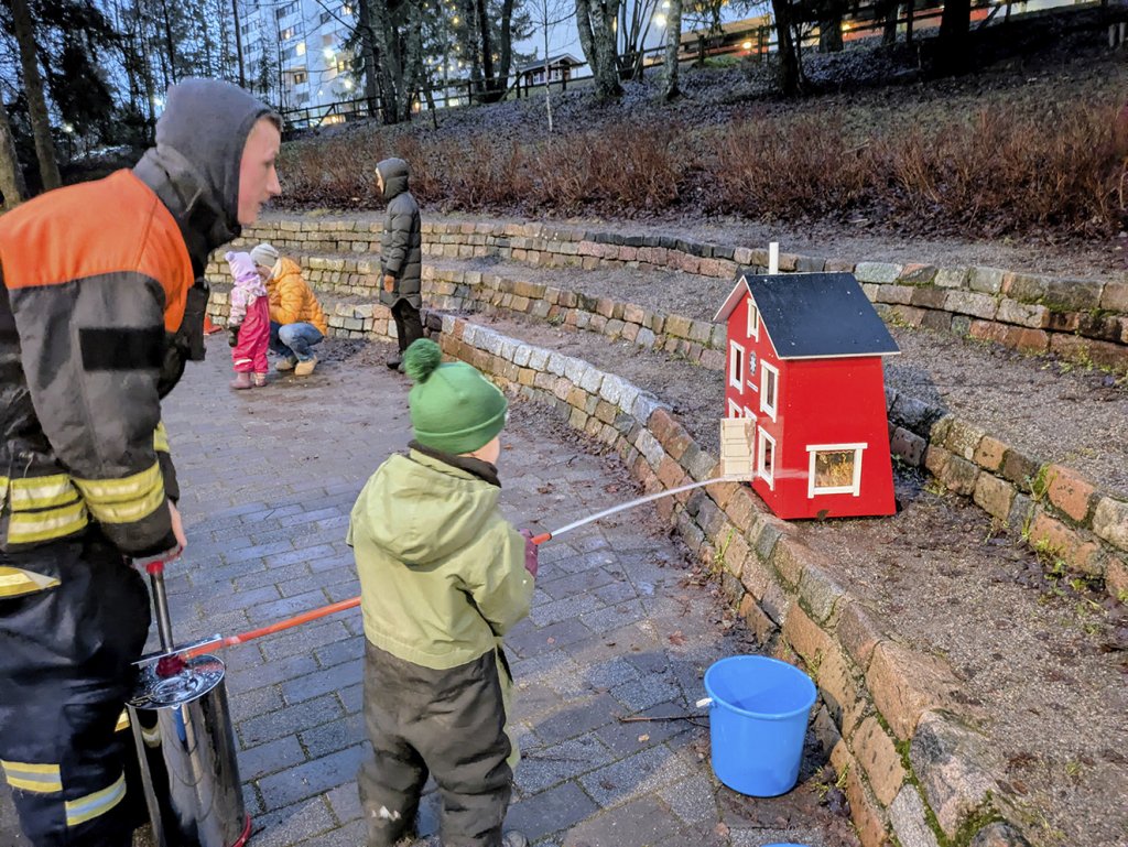 Lohikäärmepuistossa ja sen ympäristössä järjestettiin lauantaina 29.11. Joulupolku-tapahtuma, jossa oli kehnosta säästä huolimatta yli 350 kävijää. Tonttupolulta etsittiin tonttuja ja polulla oli erilaisia rasteja. Kuvassa harjoitellaan sammutustaitoja Vuosaaren VPK:n johdolla. Joulupolun järjesti Pohjois-Vuosaaren toimijaverkosto.                           Kuva: Matti Pöhö