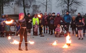 Lauantaina 29.11. vietettiin myös Meri-Rastilan Valojuhlaa Kulttuuritila Merirastissa. Näyttelyavajaisten, askartelun, työpajojen ja sirkustemppuilun jälkeen ilta päättyi Meri-Rastilan torilla järjestettyyn Sirkus Magentan upeaan tuliesitykseen. Kuva: E. H.