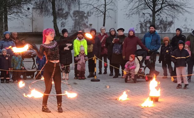 Lauantaina 29.11. vietettiin myös Meri-Rastilan Valojuhlaa Kulttuuritila Merirastissa. Näyttelyavajaisten, askartelun, työpajojen ja sirkustemppuilun jälkeen ilta päättyi Meri-Rastilan torilla järjestettyyn Sirkus Magentan upeaan tuliesitykseen.            Kuva: E. H.                                   