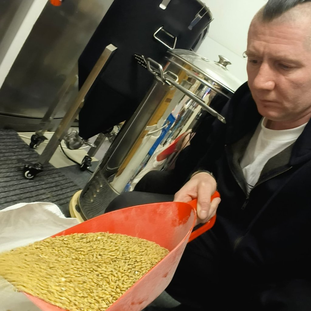 Andrei Kazakov valmistamassa olutta.