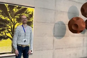 Aleksi Salmela Vuotalossa. Taustalla Kai Rentolan teos Elämänpuu (2025).
