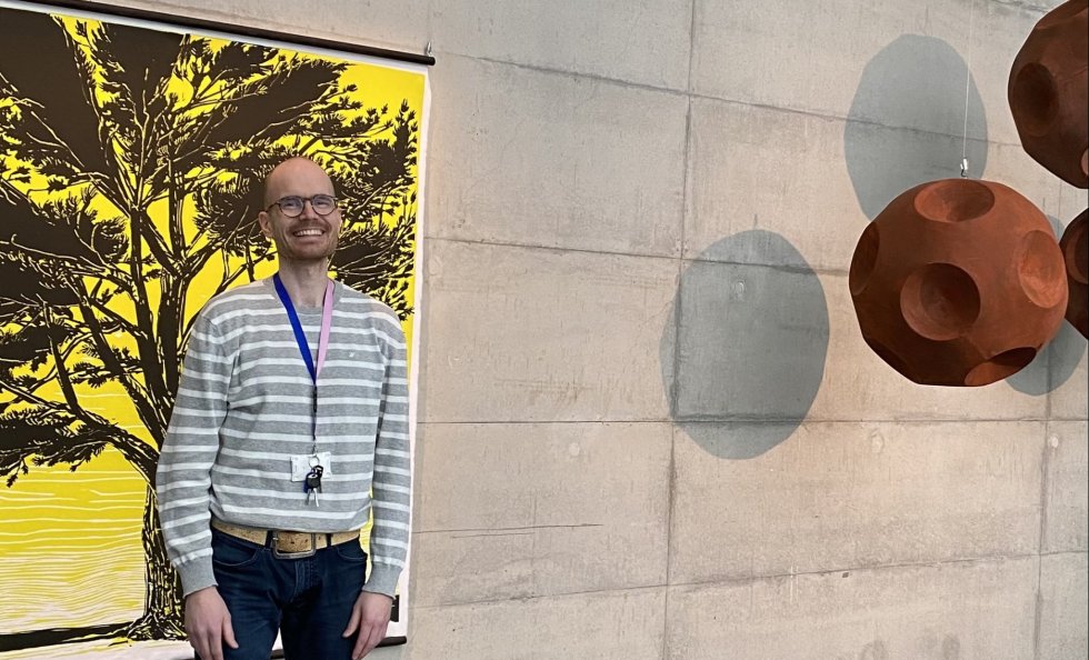 Aleksi Salmela Vuotalossa. Taustalla Kai Rentolan teos Elämänpuu (2025).