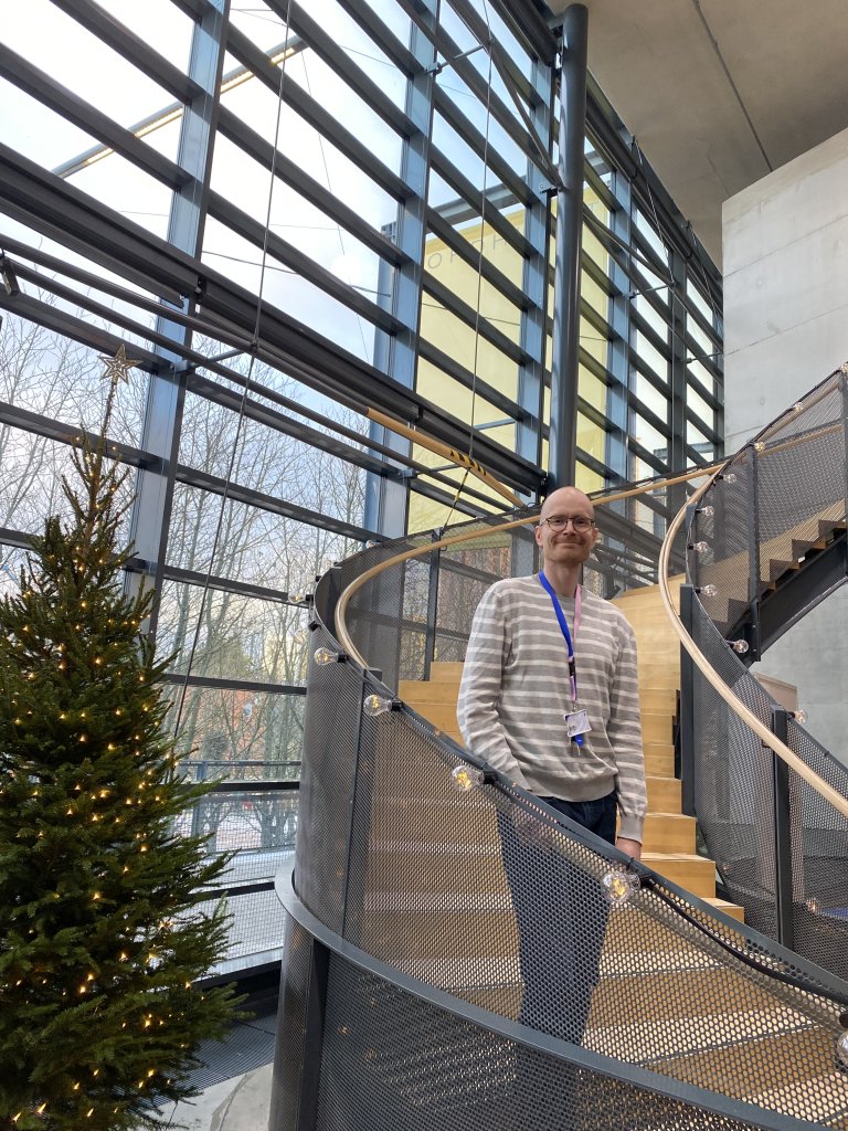 Yhteisötuottaja Aleksi Salmela työpaikallaan Vuotalossa.