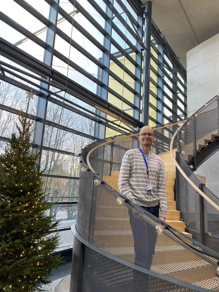 Yhteisötuottaja Aleksi Salmela työpaikallaan Vuotalossa.