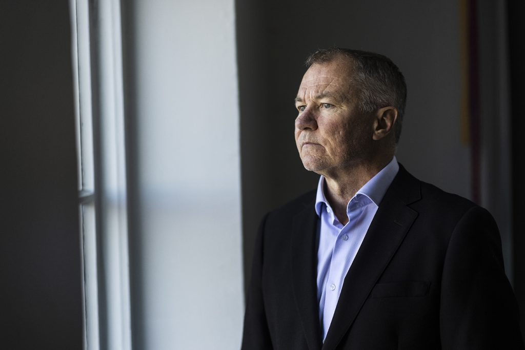 Jari Veijalaisen mieli ei ole tehnyt eläkkeeltä takaisin poliisiksi, mutta 37 vuoden poliisiuralta löytyy paljon ammennettavaa kirjoihin. Kuva: Jussi Vierimaa / Tammi