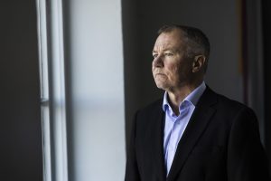 Jari Veijalaisen mieli ei ole tehnyt eläkkeeltä takaisin poliisiksi, mutta 37 vuoden poliisiuralta löytyy paljon ammennettavaa kirjoihin. Kuva: Jussi Vierimaa / Tammi