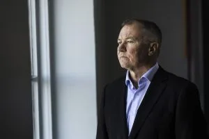 Jari Veijalaisen mieli ei ole tehnyt eläkkeeltä takaisin poliisiksi, mutta 37 vuoden poliisiuralta löytyy paljon ammennettavaa kirjoihin. Kuva: Jussi Vierimaa / Tammi