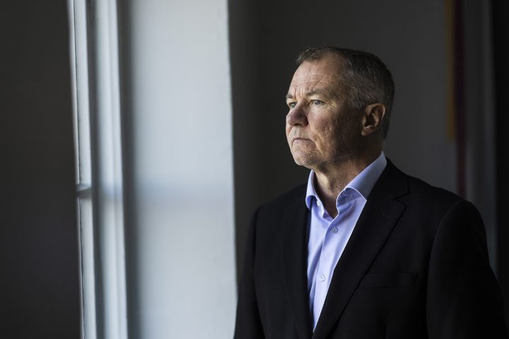 Jari Veijalaisen mieli ei ole tehnyt eläkkeeltä takaisin poliisiksi, mutta 37 vuoden poliisiuralta löytyy paljon ammennettavaa kirjoihin. Kuva: Jussi Vierimaa / Tammi