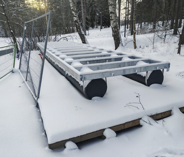 Kangaslammen rantaan tulevat ponttoonilaiturit odottavat vielä keväisempiä kelejä ja asennusta.
