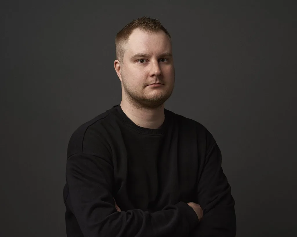Kuvassa Ylen rikostoimittaja Jesse Mäntysalo, jonka kanssa Jari Veijalainen kirjoitti kirjan Vuosaaren palkkamurhasta. Kuva: Otto Virtanen / Tammi