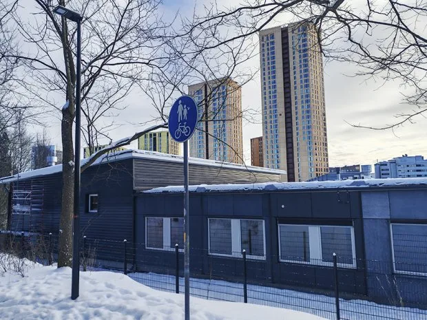 Vuosaaren väliaikainen pelastusasema sijaitsee keskeisellä paikalla Kauppakeskus Columbuksen vieressä. Rakennus on tehty elementeistä. Se on helposti purettavissa sekä siirrettävissä minne tahansa ja lähes mihin käyttöön tahansa.