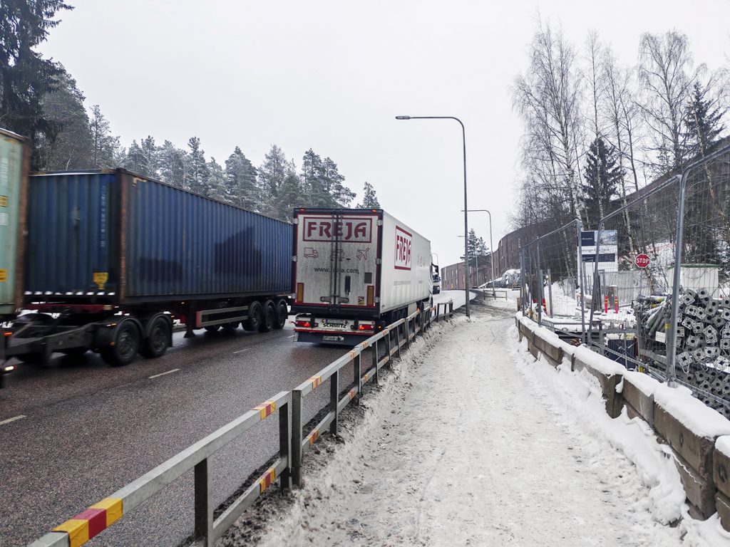 Kallvikintien mäki on huonoilla keleillä haasteellinen paikka raskaille ajoneuvoille.