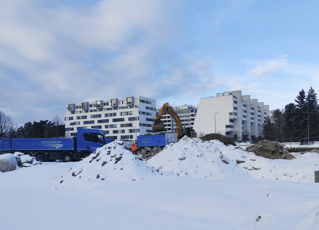 Pilaantunut maa-aines on viivästyttänyt rakennustöiden aloittamista Vuosaarentie 3:n tontilla vuosien ajan. Nyt tontille on rakenteilla 6- ja 8-kerroksiset asuintalot, joihin tulee 182 vuokra-asuntoa. Rakennukset valmistuvat syksyllä 2027. Hekan eli Helsingin kaupungin asunnot Oy:n talot rakentaa Skanska.