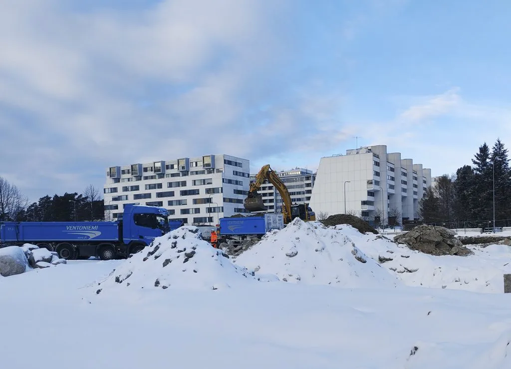 Pilaantunut maa-aines on viivästyttänyt rakennustöiden aloittamista Vuosaarentie 3:n tontilla vuosien ajan. Nyt tontille on rakenteilla 6- ja 8-kerroksiset asuintalot, joihin tulee 182 vuokra-asuntoa. Rakennukset valmistuvat syksyllä 2027. Hekan eli Helsingin kaupungin asunnot Oy:n talot rakentaa Skanska.