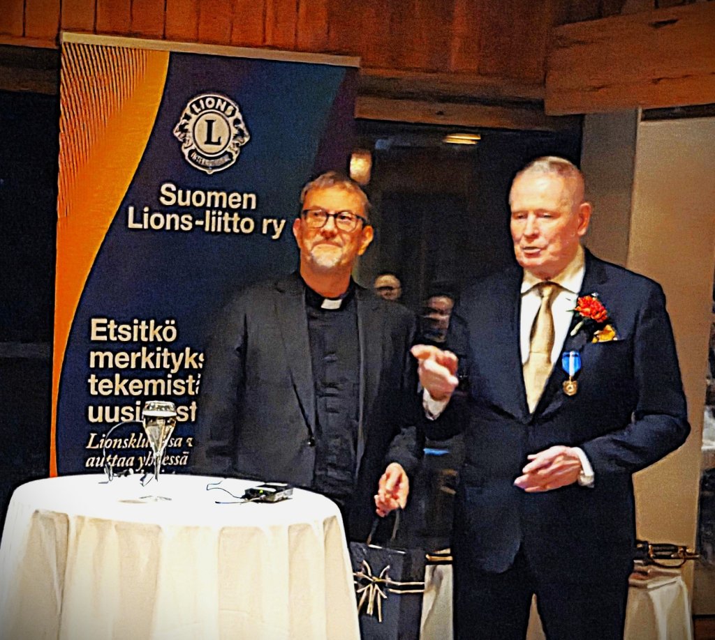 Kirkkoherra Jussi Mäkelä vasemmalla.