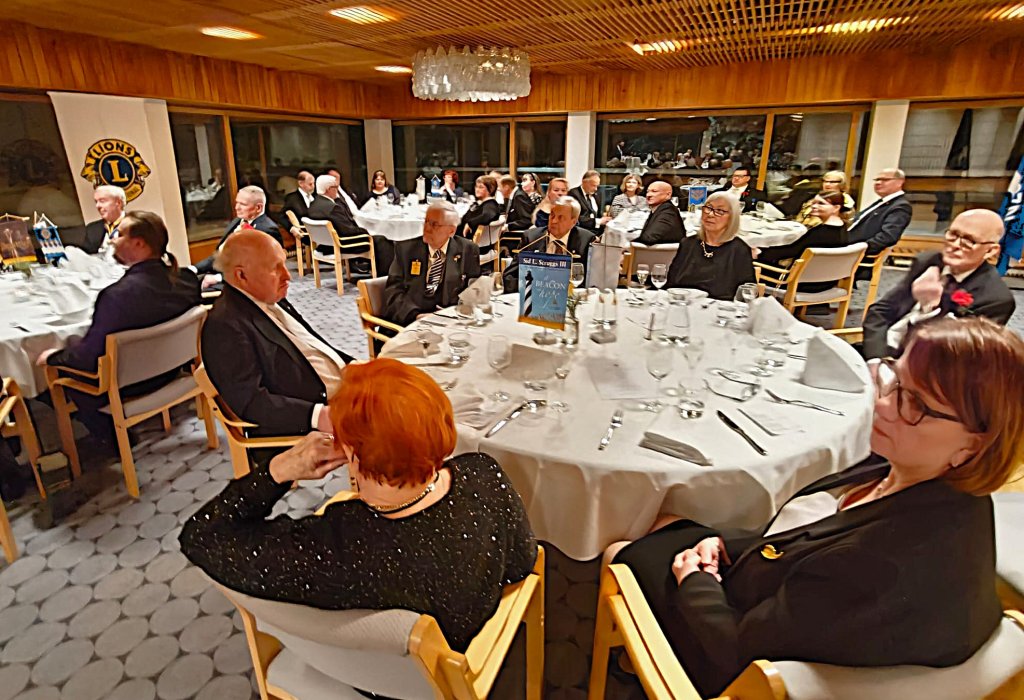 Iist Side Singers esiintyi juhlissa.