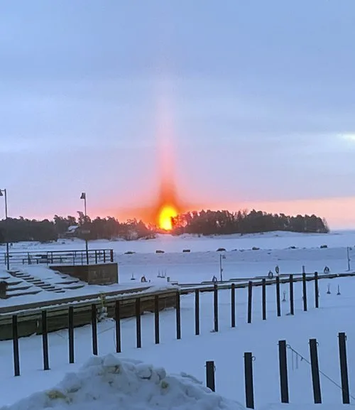 Torstaina 5.2. nähtiin tällainen auringonnousu Aurinkolahdessa. Kuva: Petros Dimoulis