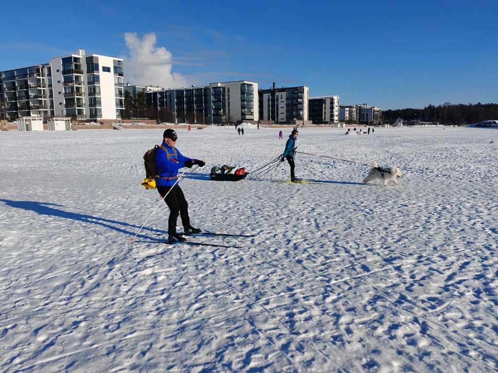 Viikonlopun upea sää veti ulkoilijoita Vuosaaren edustan merenjäälle. Liikkeellä olivat niin kävelijät, hiihtäjät, koiravaljakot, riippuliitäjät kuin pilkkijätkin. Kuva Aurinkolahden edustalta sunnuntailta 8.2.                Kuva: E.T.