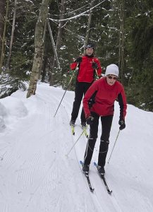 Kansallinen hiihtopäivä täytti myös Mustavuoren ladut lauantaina 21.2. Kuvassa vuosaarelaiset Tiina ja Olli Mustavuoren laduilla. Kuva: Matti Pöhö