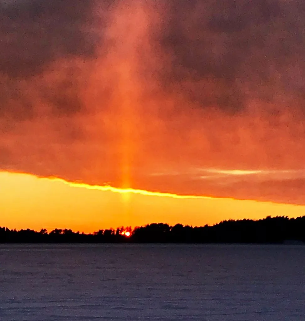 Auringonlasku taltioituna Huomenlahjan saaren edustalta 26.1.                 Kuva: Tuomo Holopainen