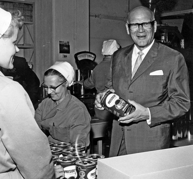Presidentti Urho Kekkonen vihki Pauligin kahvipaahtimon käyttöön nykyisen Aurinkolahden Kahvikorttelin paikalla vuonna 1968. Kuva: Oy Gustav Paulig Ab