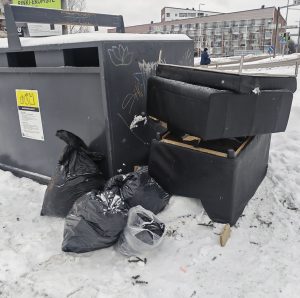 Tällainen näky oli Meri-Rastilan kierrätyspisteellä. Huonekalut ja roskasäkit oli kärrätty härskisti kierrätysastoiden viereen. Tuskin näitä mööpeleitä on paikalle jalkaisin tuotu. Samalla vaivalla ne olisi voinut Kivikkoonkin kärrätä. Valitettavan tuttu näky kierrätyspisteillä! ”Kierrätys kunniaan”