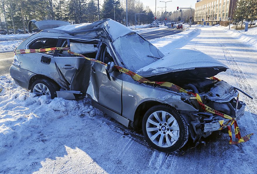 Pakenijan ajama BMW romuttui täysin auton suistuttua tieltä ja törmättyä puuhun.