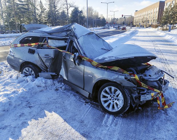 Pakenijan ajama BMW romuttui täysin auton suistuttua tieltä ja törmättyä puuhun.