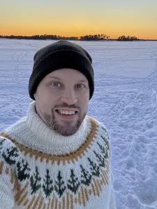 Kristian Helanen meren jäällä Kallahdenniemen edustalla. Juuri Kallahdenniemessä hän on kirjoittanut runojaan eniten.