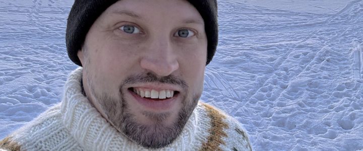 Kristian Helanen meren jäällä Kallahdenniemen edustalla. Juuri Kallahdenniemessä hän on kirjoittanut runojaan eniten.